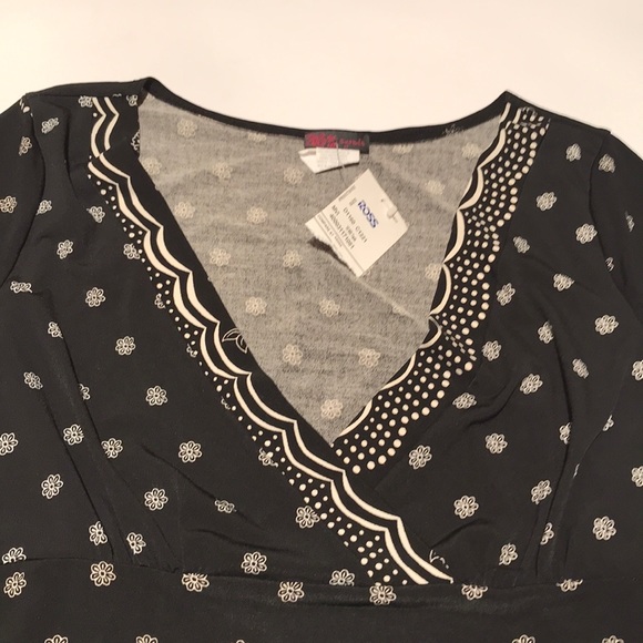 NWT Agenda low cut black silky top size M - Picture 2 of 5